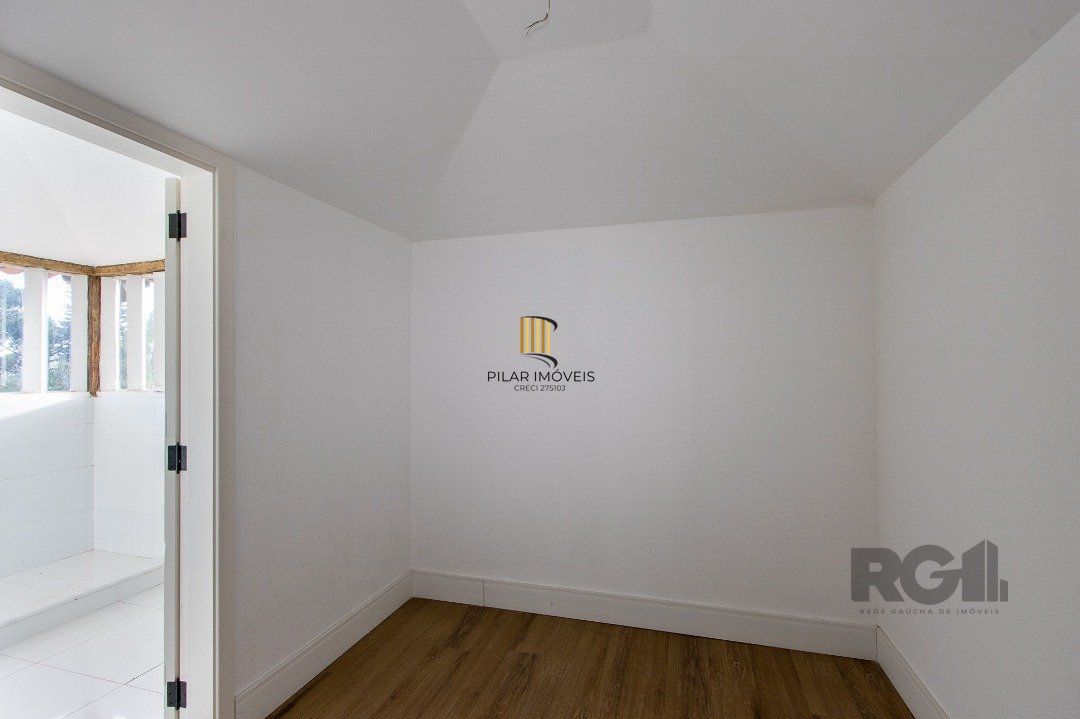 Casa Condomínio a Venda - 880m², 5 dormitórios, sendo 2 suítes, a master com lareira, 4 vagas - Cavalhada