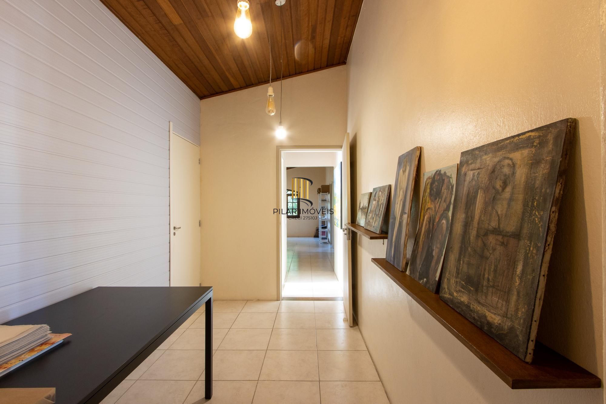 Casa de Alvenaria, possui 3 dormitórios, uma suíte, hall de entrada, lavabo,  living com lareira, cozinha ampla com armários, área gourmet com churrasqueira, corredor, pátio e 4 vagas de garagem, uma construção em anexo que possui hall de entrada, lavabo, living, cozinha, escritório, banheiro social