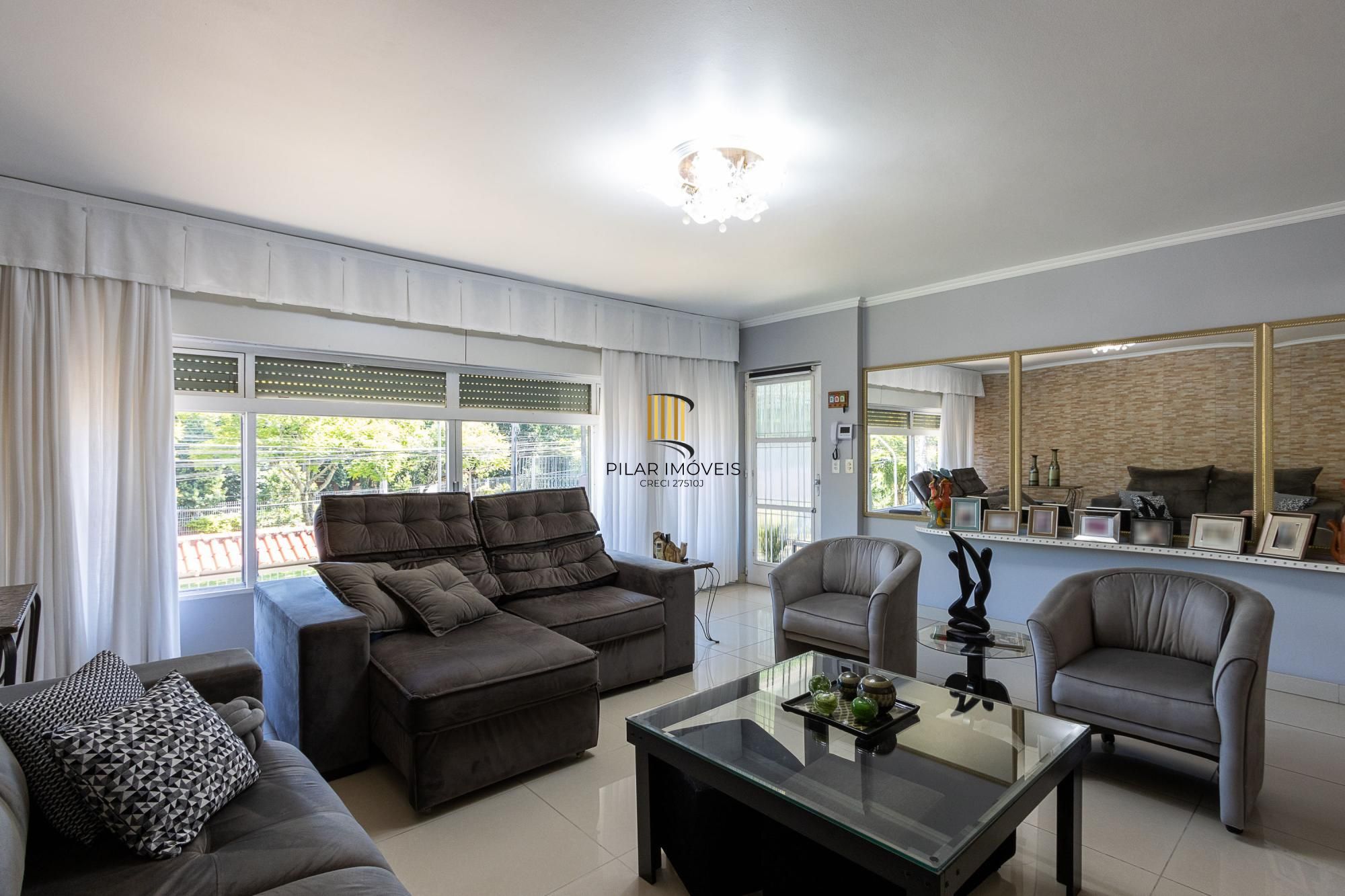 Casa de alvenaria, 4 dormitórios, 2 suítes, bairro Cristal.