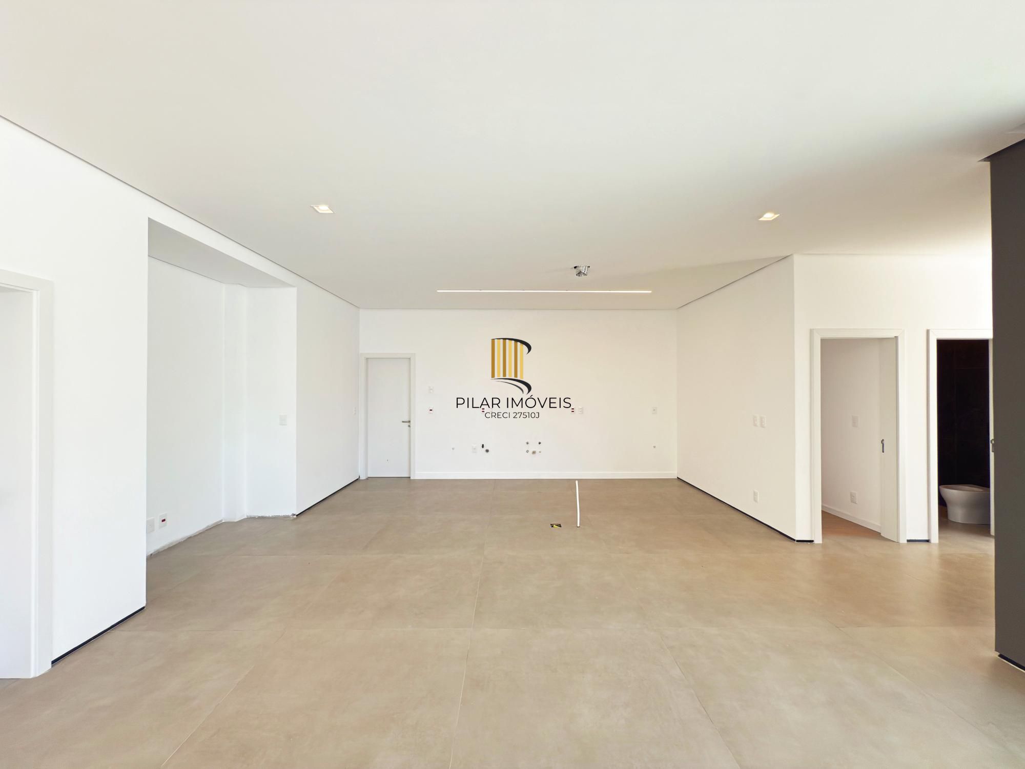 A casa conta com 434m2 de área construída, mas com um aproveitamento total dos 1.012m2 do lote