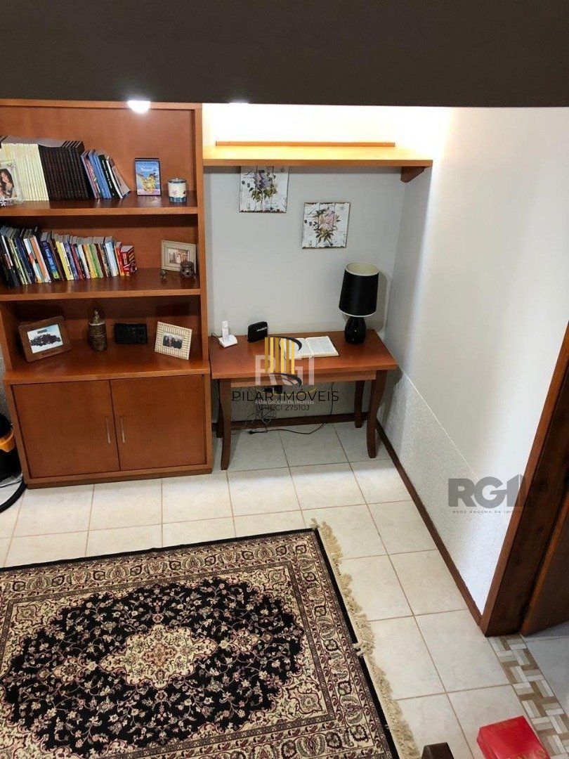 Casa residencial de 3 dormitórios sendo um uma suíte localizada no bairro Guarujá.