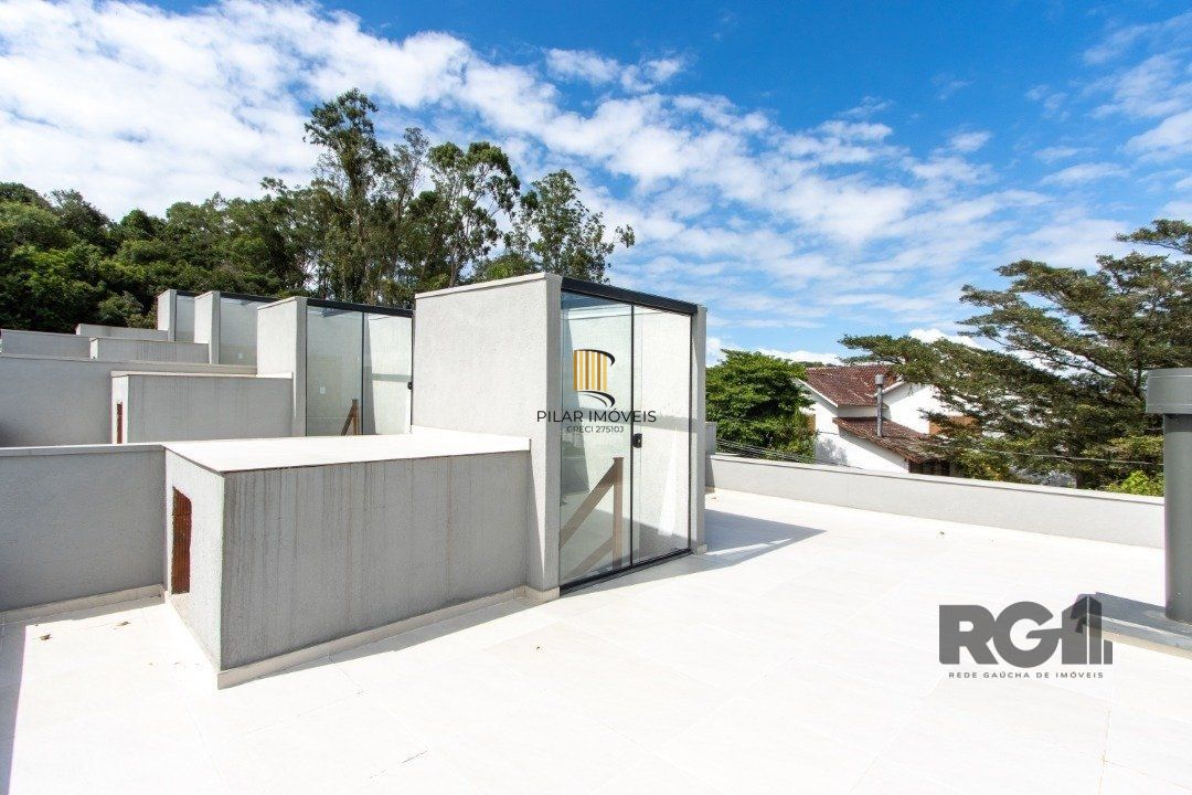 Sobrado novo  no Bairro Tristeza, 3d, 1 suite, churrasqueira, laveira, vista para o Rio.