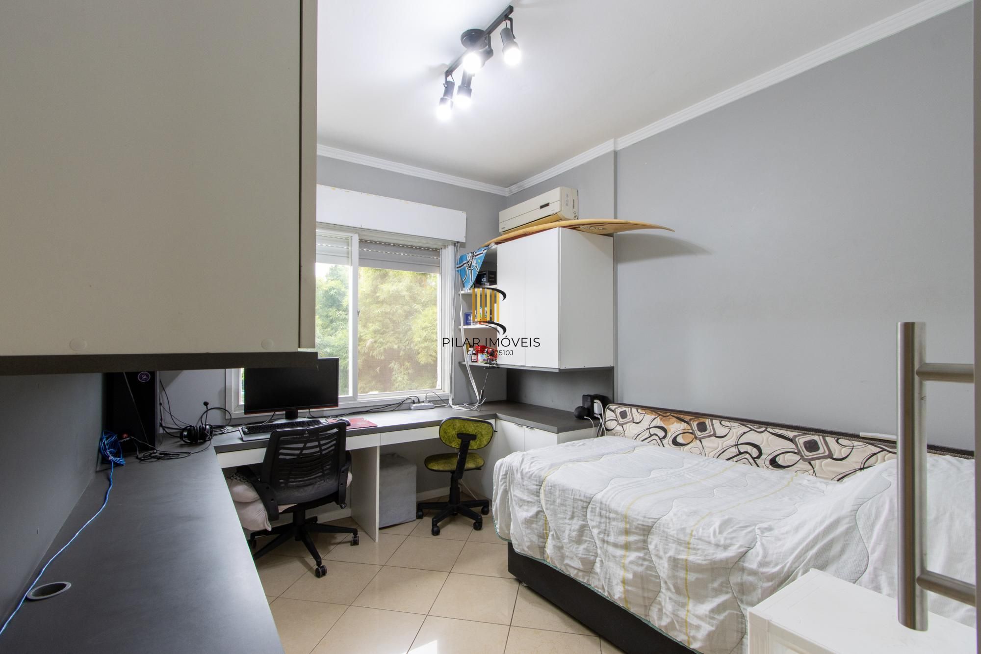 Apartamento de 2 quartos, living, cozinha planejada, área de serviço e 1 vaga.