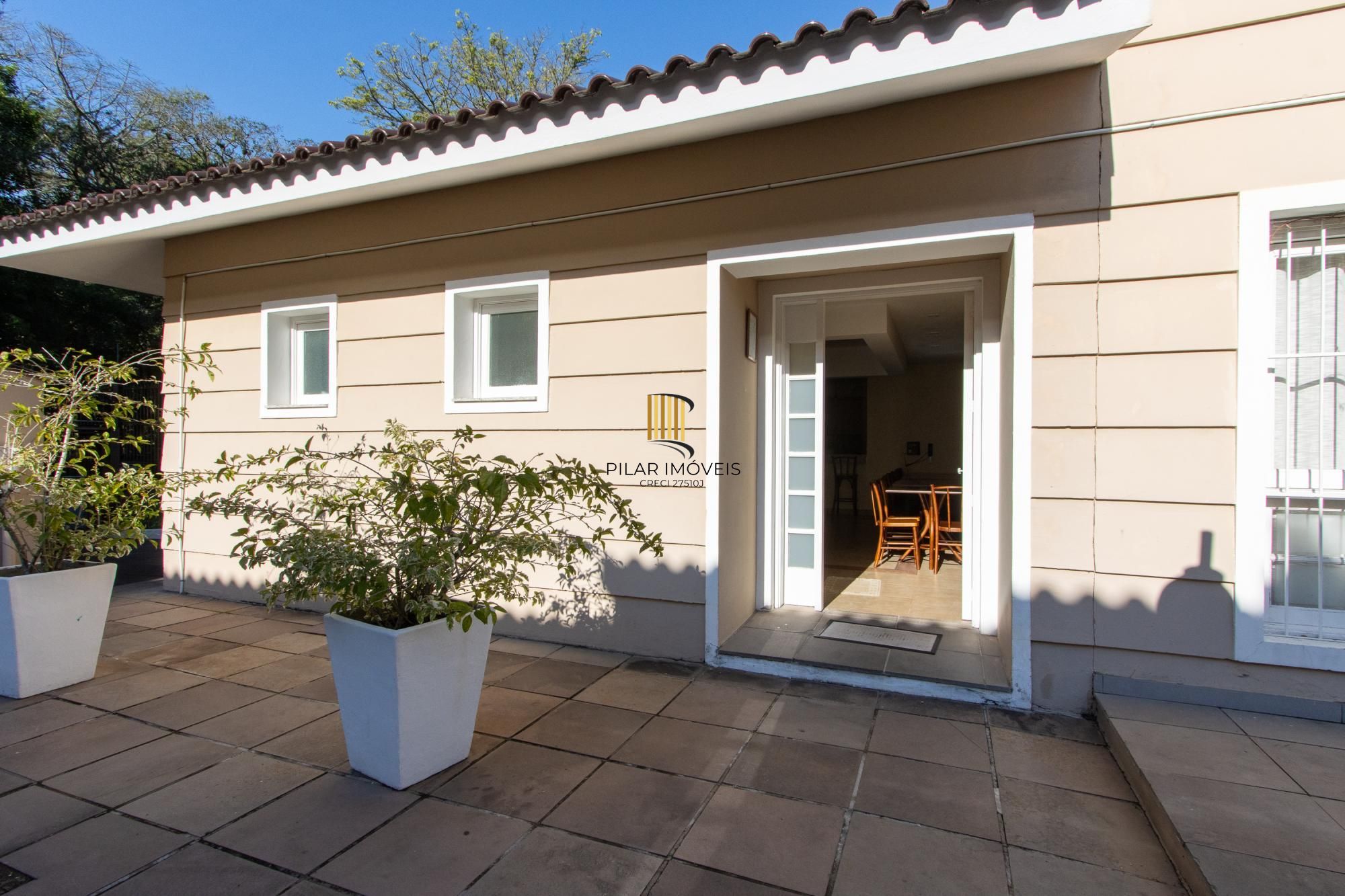 Casa em condomínio, com 3 quartos, com suíte, 2 vagas cobertas, churrasqueira, no Bairro Nonoai.