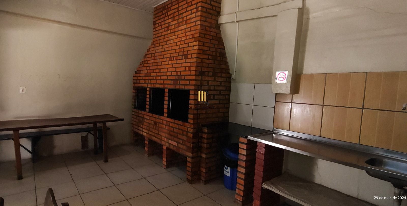 Apartamento de 1 dormitório, living, cozinha planejada, banheiro social.