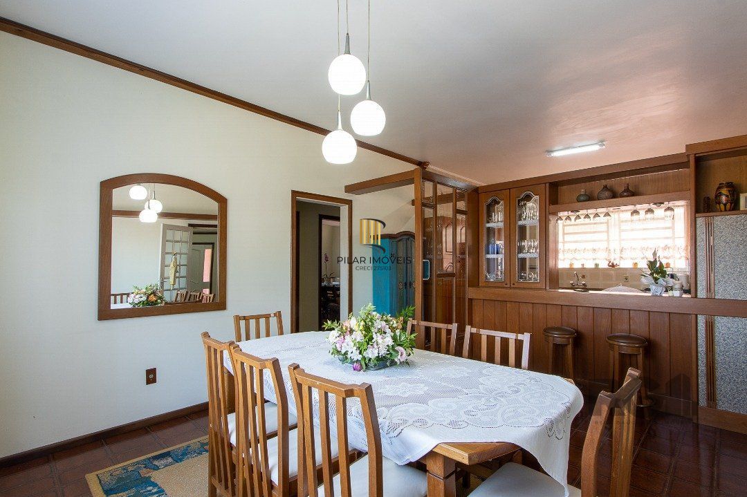 Casa com 4 quartos, suíte, churrasqueira, lareira, garagem coberta e lindo jardim.
