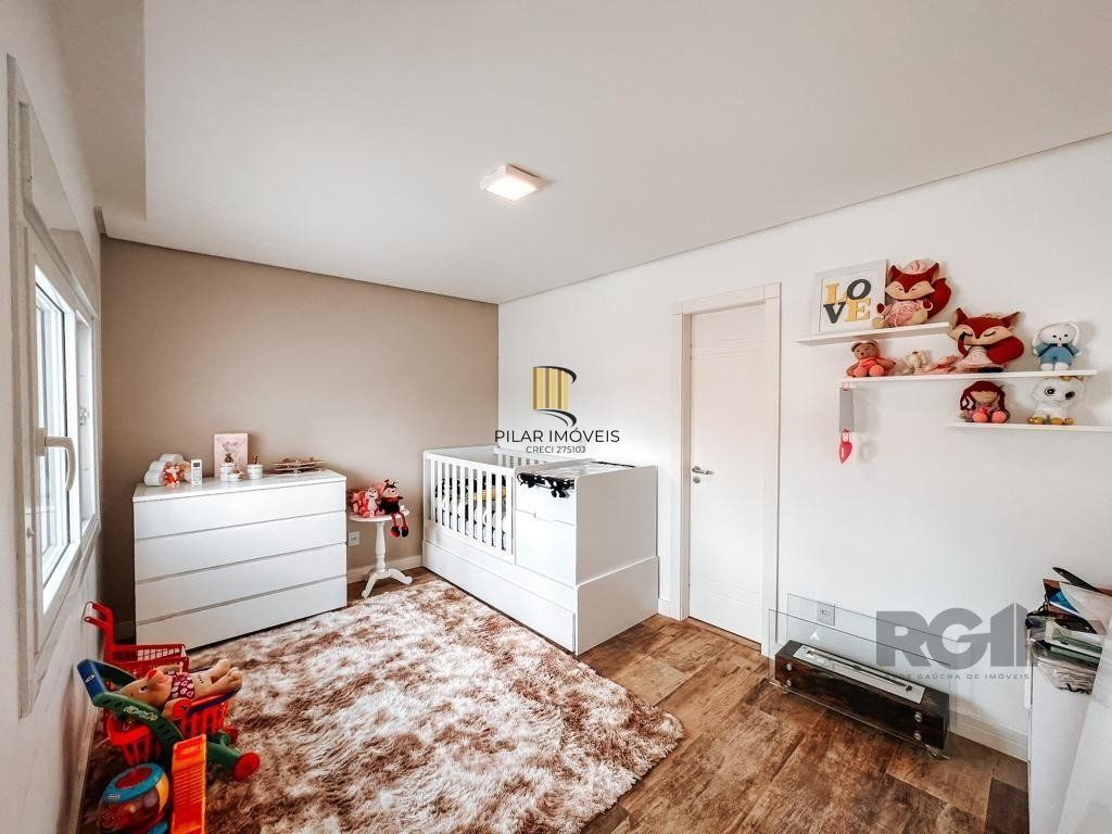 Excelente residência com aproximadamente 219m² privativos,