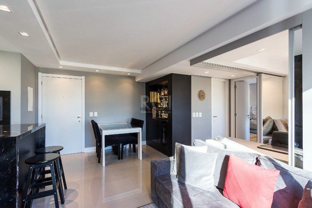 Apartamento | 2 Dormitórios | 1 Suíte | 1 Vaga | Bairro Cristal | Porteira Fechada