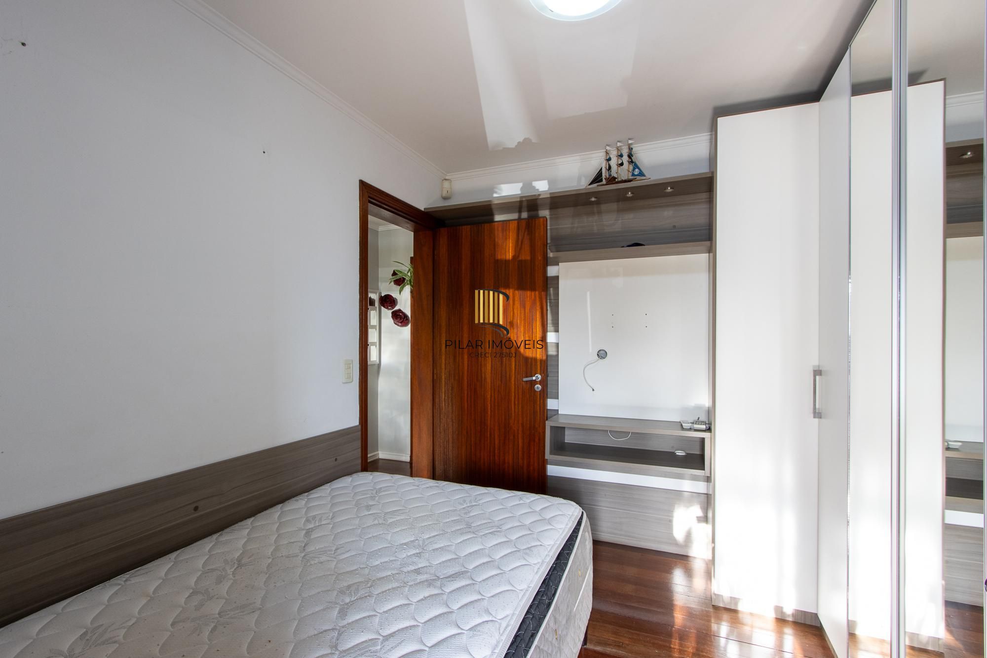 Excelente casa de 3 dormitórios, 1 suíte, pátio, piscina e vaga para 2 carros cobertas.