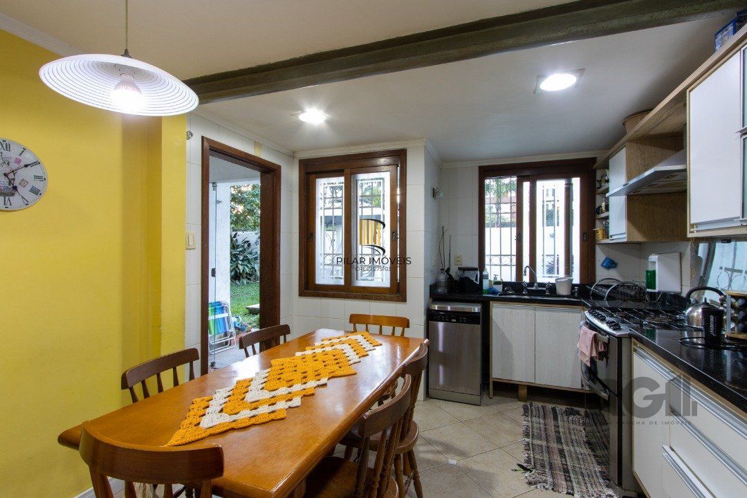 Casa no bairro Cristal, Possui 4 dormitórios, sendo 1suíte, closet e banheira de hidromassagem, com possibilidade de um podendo 1 dormitórios extra.