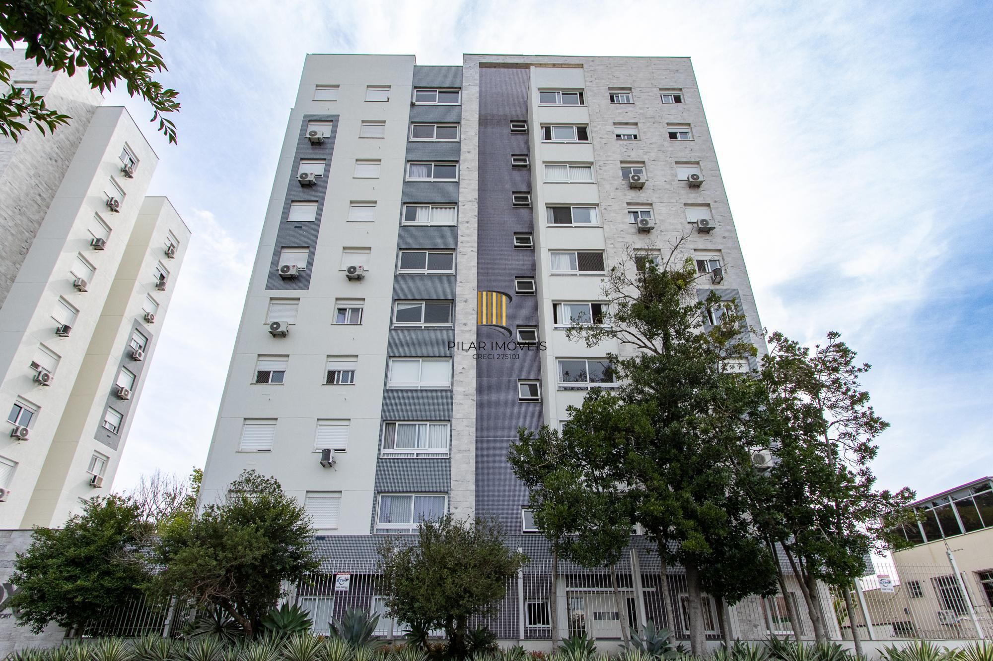 Apartamento de 2 dormitórios com suíte, churrasqueira e infraestrutura completa na Zona Sul de Porto Alegre.