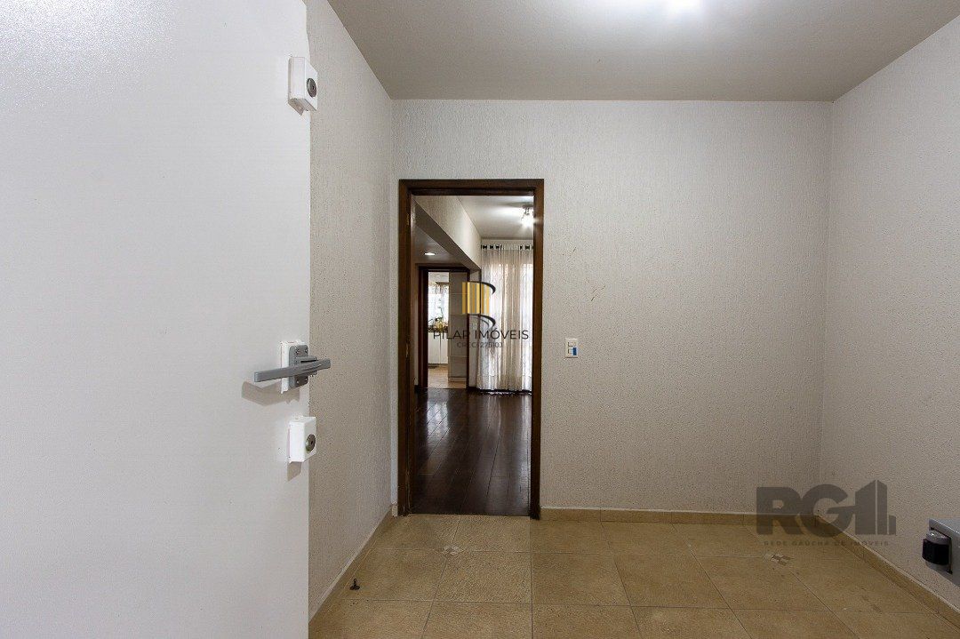 Casa 4 dormitórios no bairro Azenha