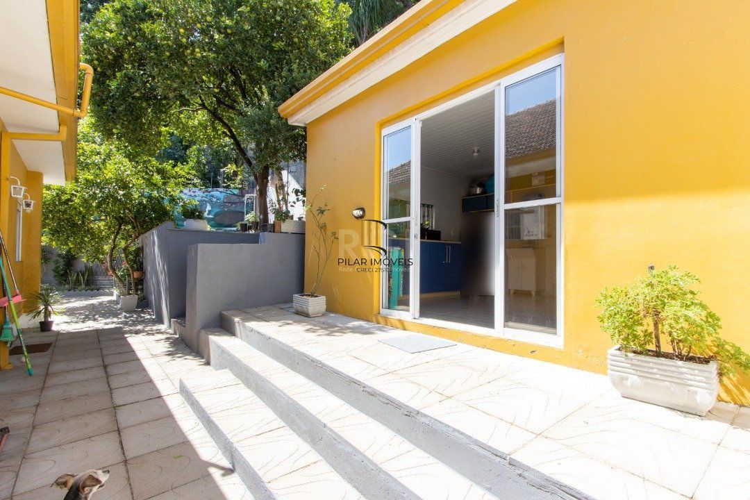 Sobrado à venda no Bairro Medianeira, reformado, 3 quartos, lareira, churrasqueira, 3 vagas