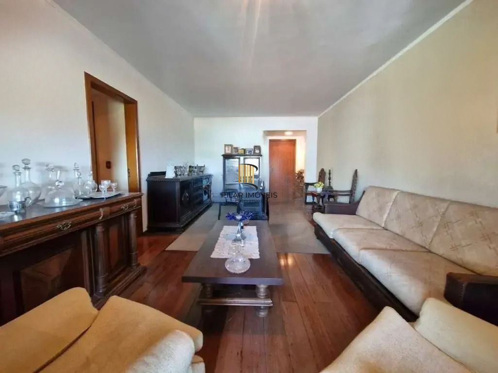 Apartamento semimobiliado no bairro Tristeza, com 3 dormitórios, 01 suíte, e 105m² Privativos!!!