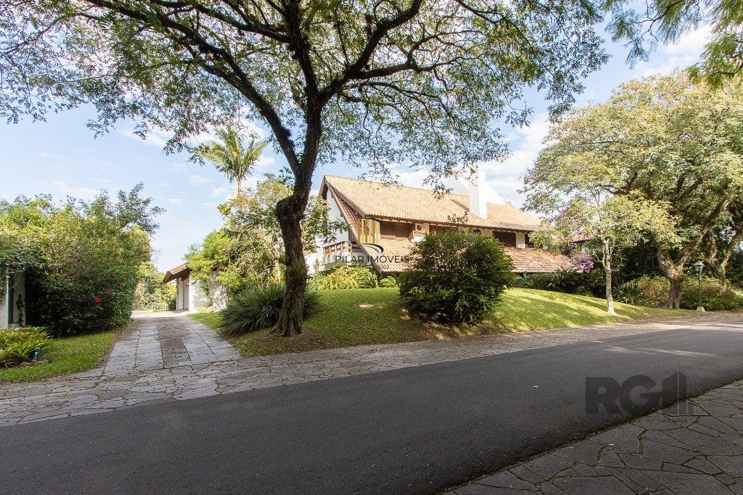 Casa de Condomínio 6 dormitórios no bairro Cavalhada