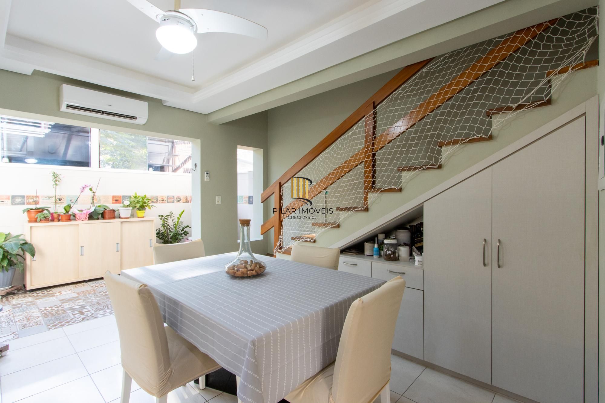 Casa em condomínio, com 3 quartos, com suíte, 2 vagas cobertas, churrasqueira, no Bairro Nonoai.
