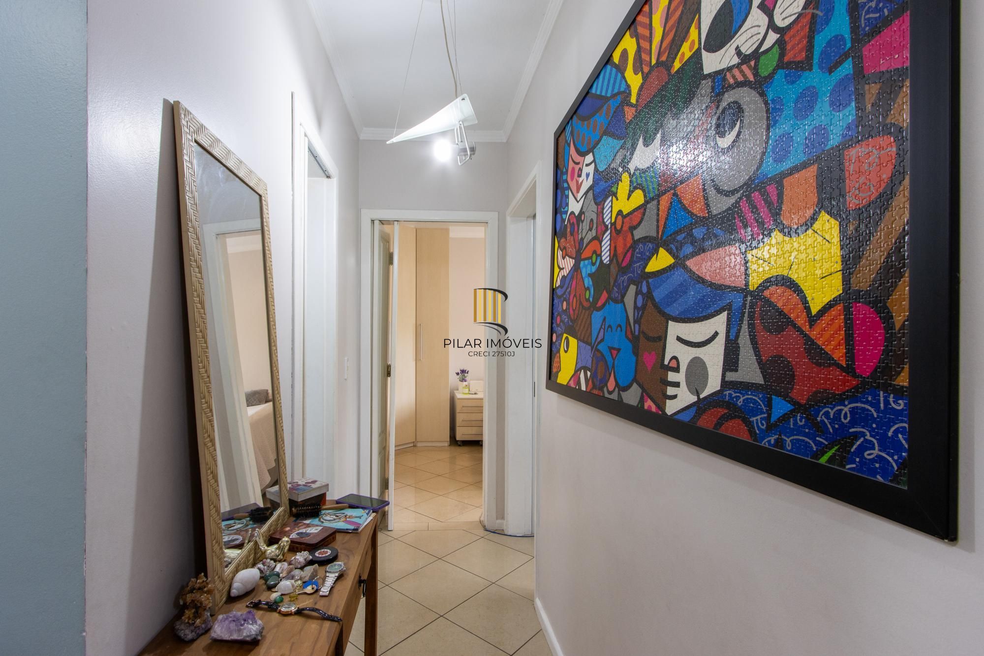 Apartamento de 2 quartos, living, cozinha planejada, área de serviço e 1 vaga.