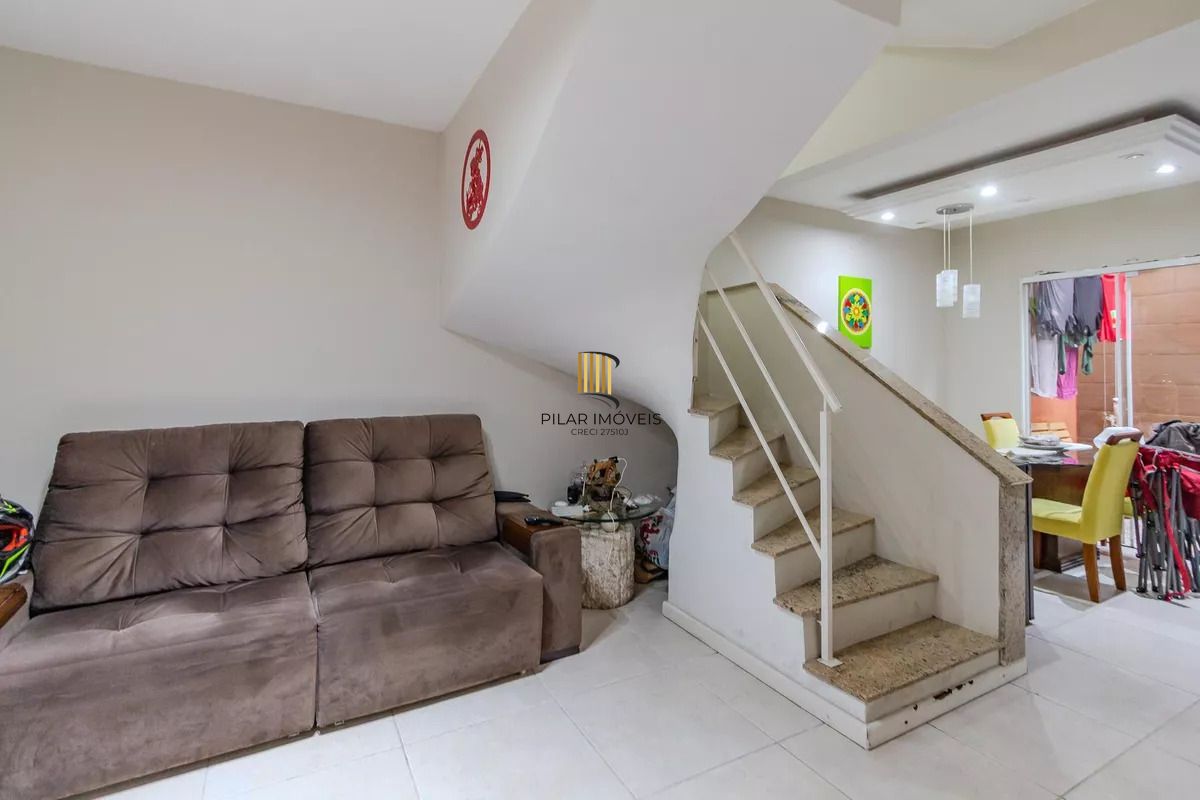 Casa de condomínio, 3 dormitórios, 1 suíte e 2 vagas cobertas no bairro Teresópolis.