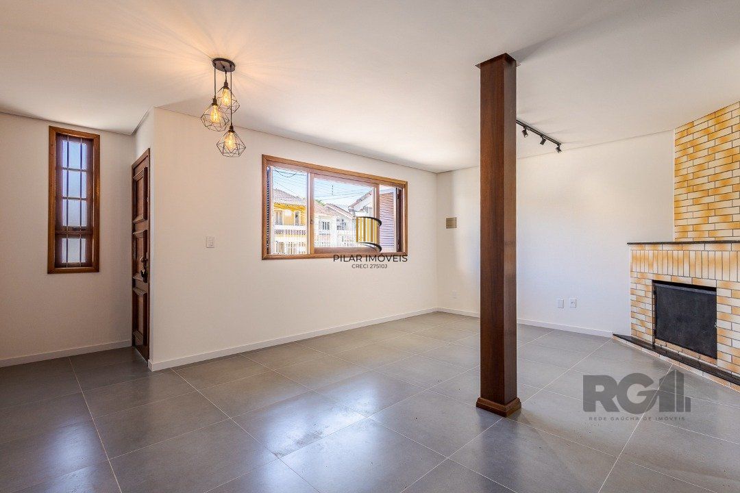 Casa 103m² - 3 dormitórios, 1 suíte, piscina, 2 vagas no bairro Hípica