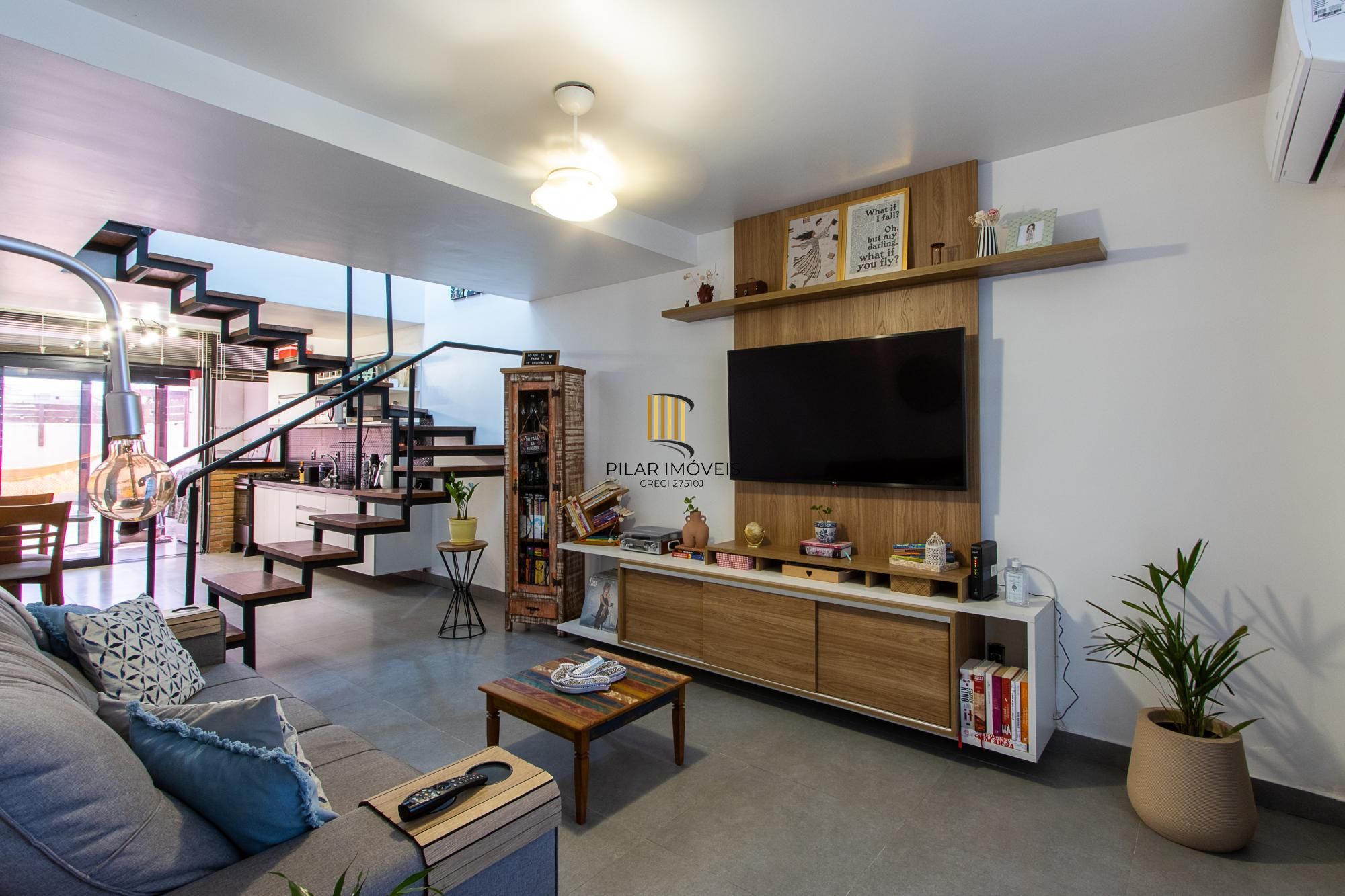 Casa 2 dormitórios no bairro Hípica