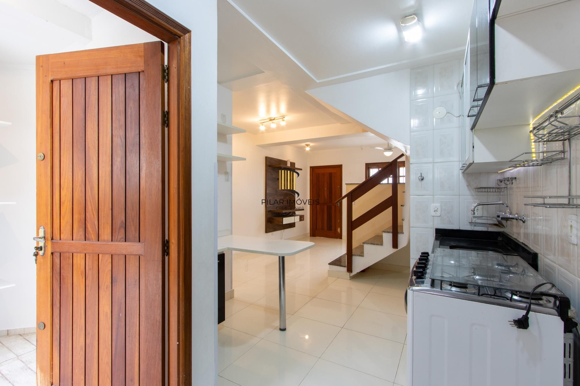 A casa possui 78m² de área construída, com um adicional de 20m²