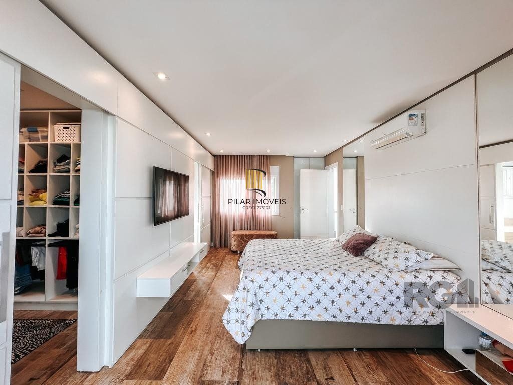Excelente residência com aproximadamente 219m² privativos,