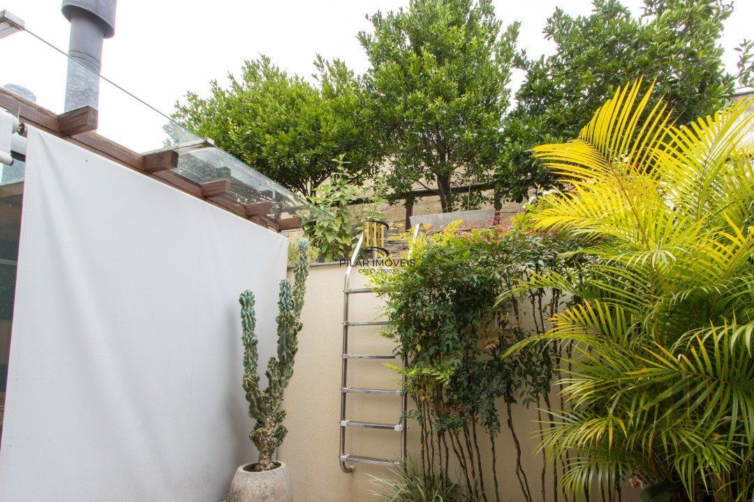 Casa em condomínio fechado,  com 3 quartos,  suíte, 3 banheiros e 2 vagas - Bairro Teresópolis
