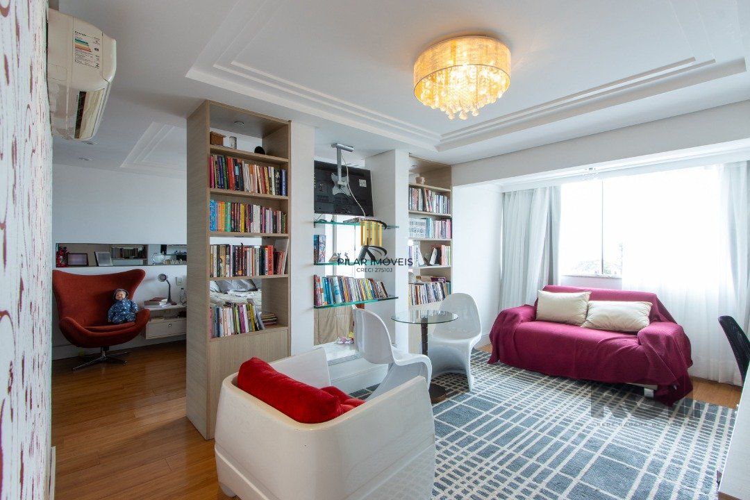 Casa em condominio . com 6 suites, sendo 3 suítes master com closet e hidro.