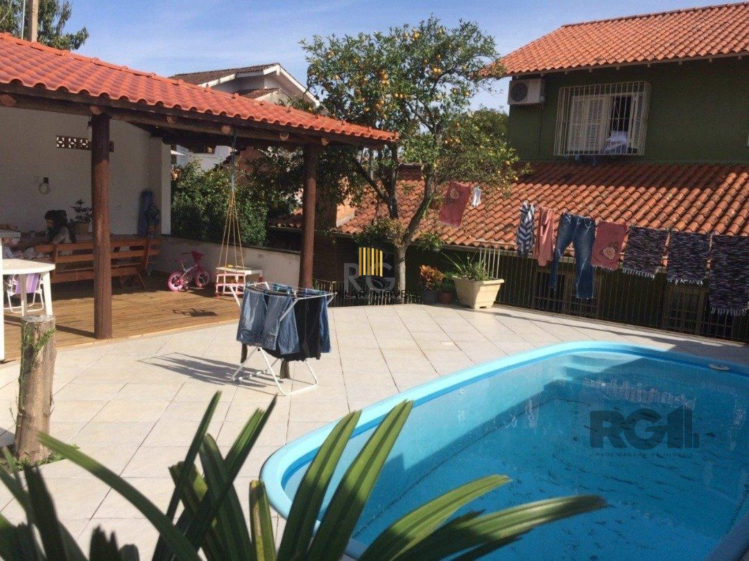 Casa para Venda - 250m², 3 dormitórios, sendo 1 suites, 2 vagas - Cristal