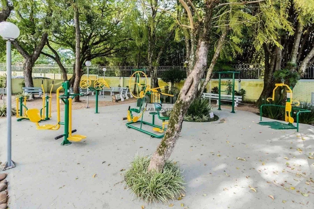 Apartamento de 2 dormitórios e 1 vaga de garagem no bairro Cristal.