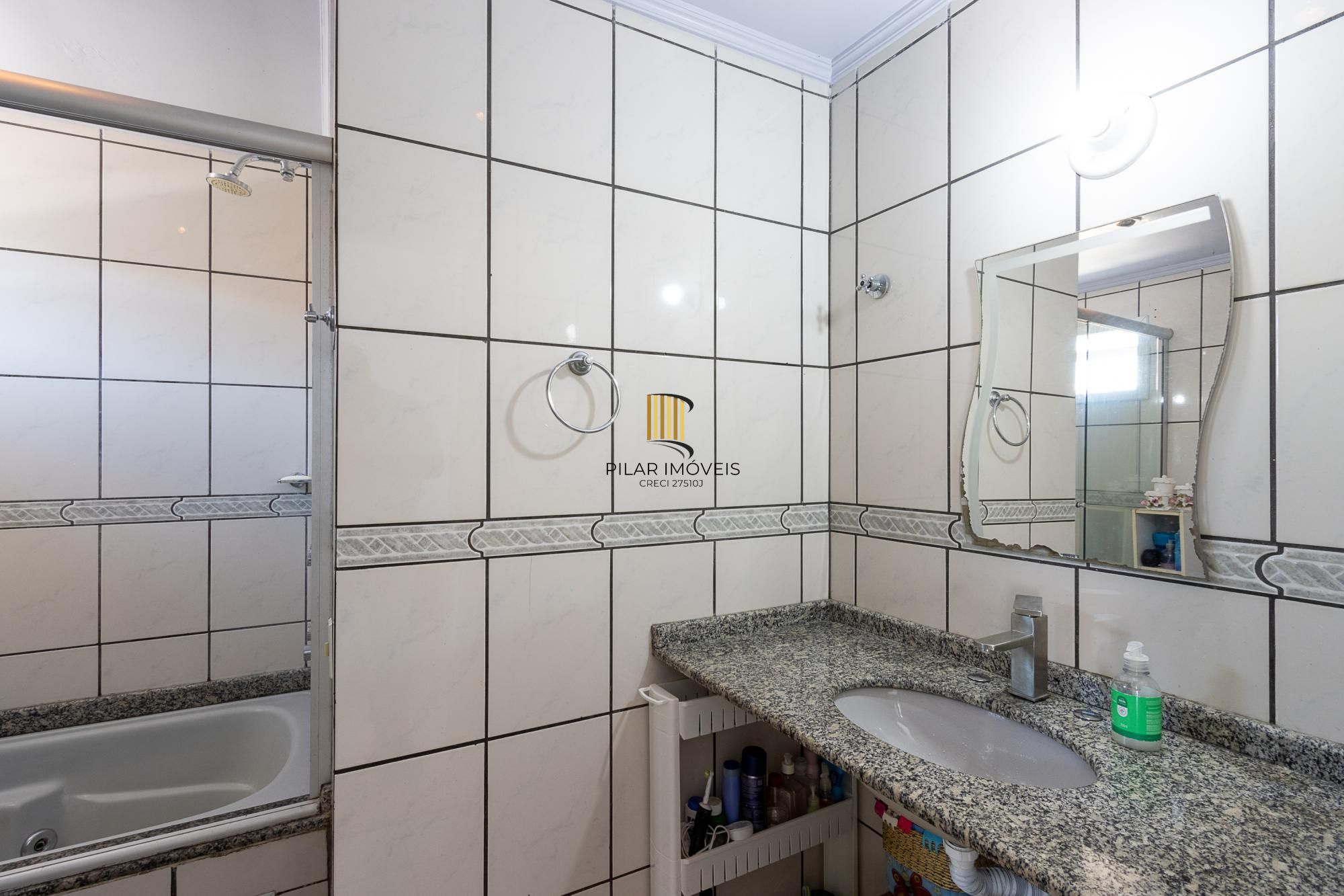 Casa de condomínio, de 3 dormitórios, 1 suíte e 2 vagas de garagem.