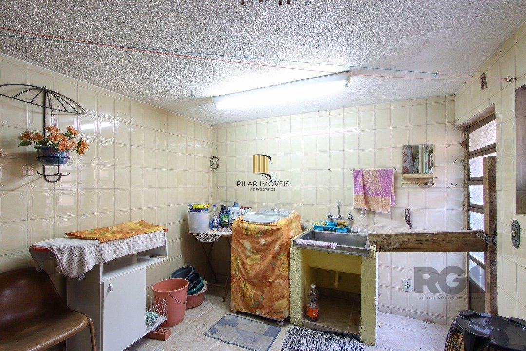 Casa a venda com 03 dormitórios, living 03 ambientes com vista para o Rio.