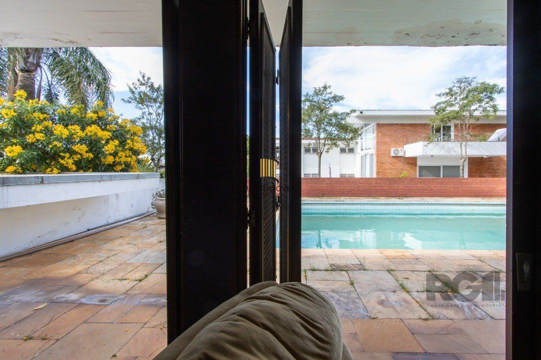 Casa com 724 m² privativos, 4 dormitórios sendo 4 suítes, 6 vagas sendo 3 cobertas
