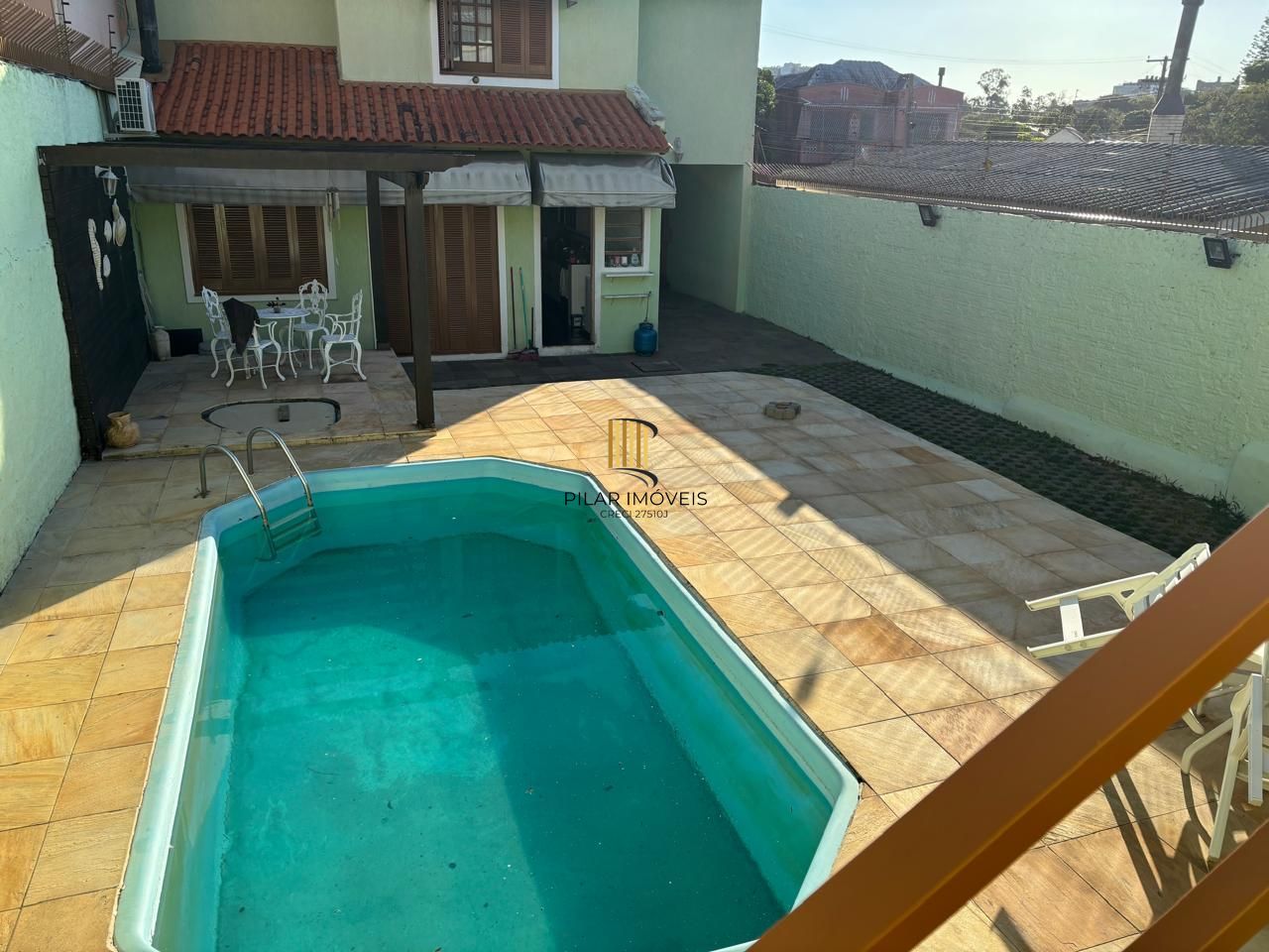 Excelente Casa Tipo Sobrado de alvenaria