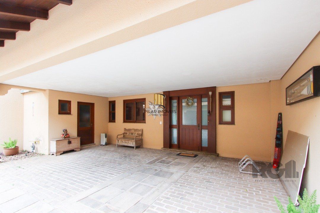Casa com 327m² de área privativa, oferecendo 3 dormitórios, sendo 3 suítes