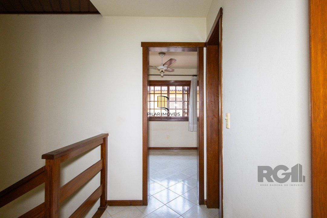 Casa em Condomínio na Zona Sul, no bairro Hípica, com 2 dormitórios, living para dois ambientes, cozinha mobiliada, lavabo