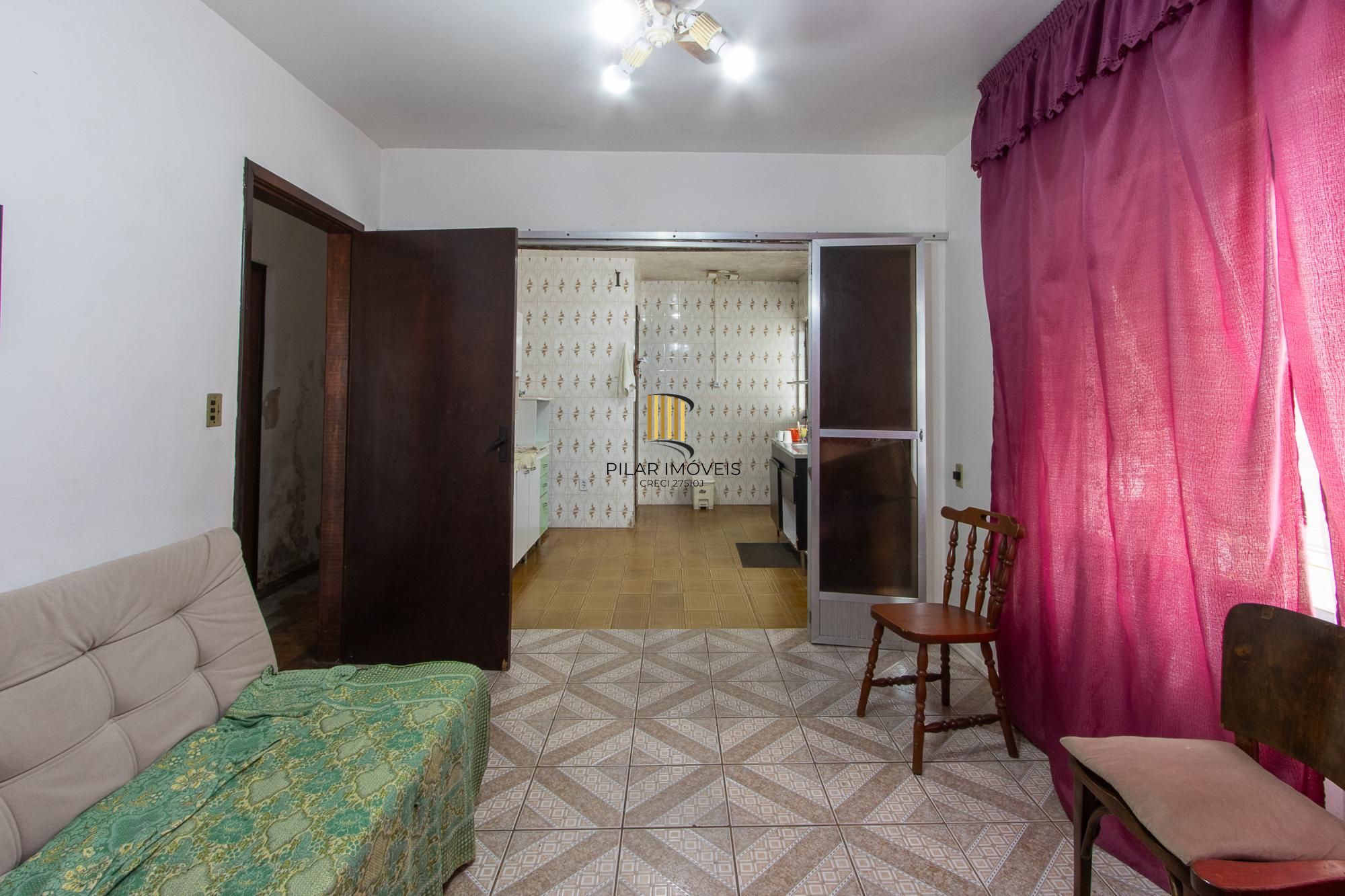 Casa de 3 dormitórios, 1 suíte e 2 vagas no bairro Vila Conceição.