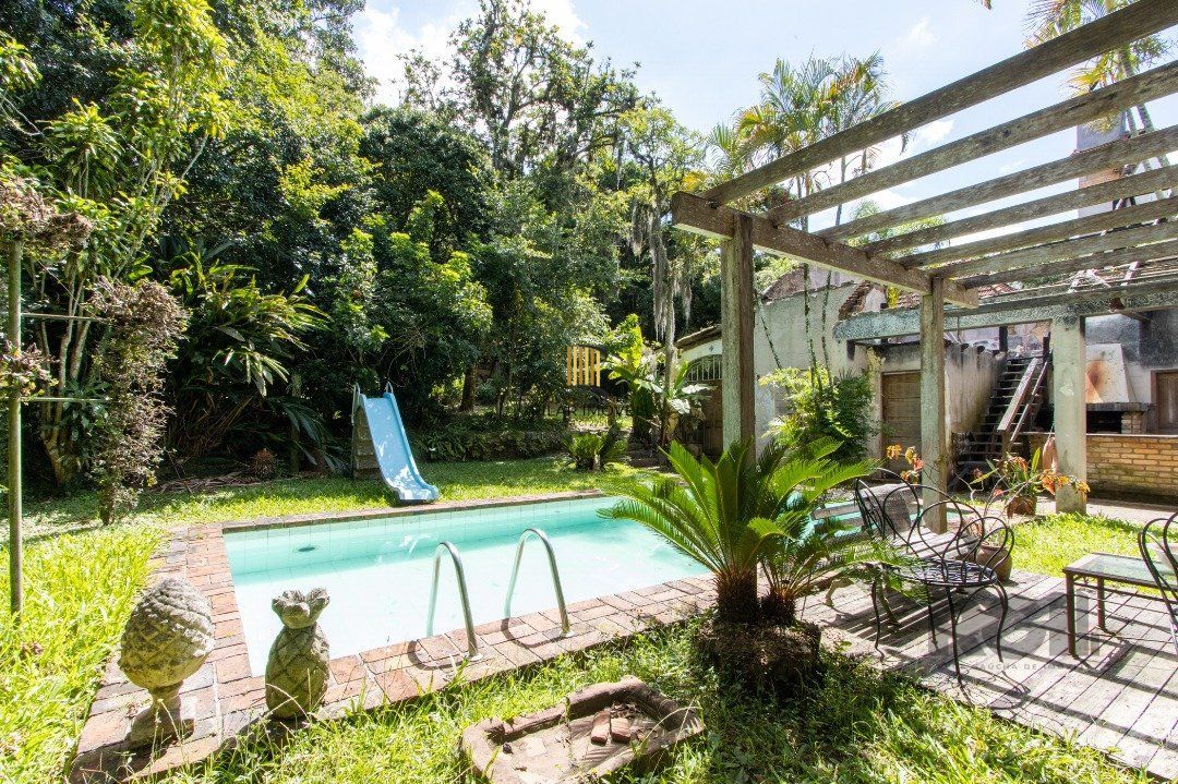 Casa 7 dormitórios no bairro Pedra Redonda