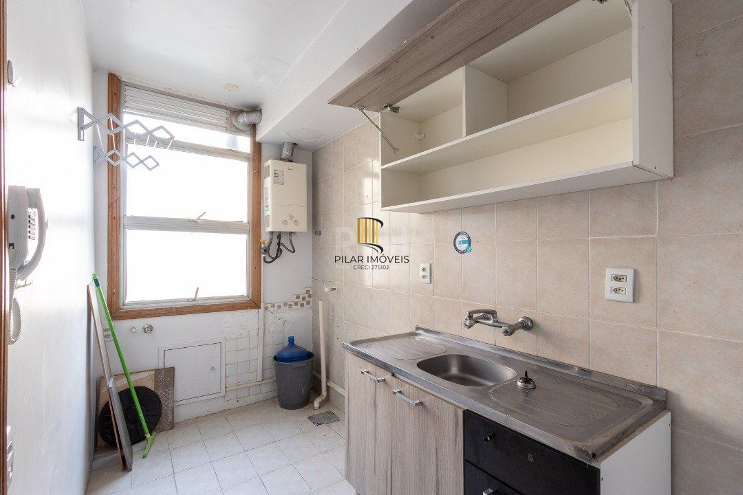 Apartamento de 1 dormitório, living, cozinha, área de serviço e banheiro social.