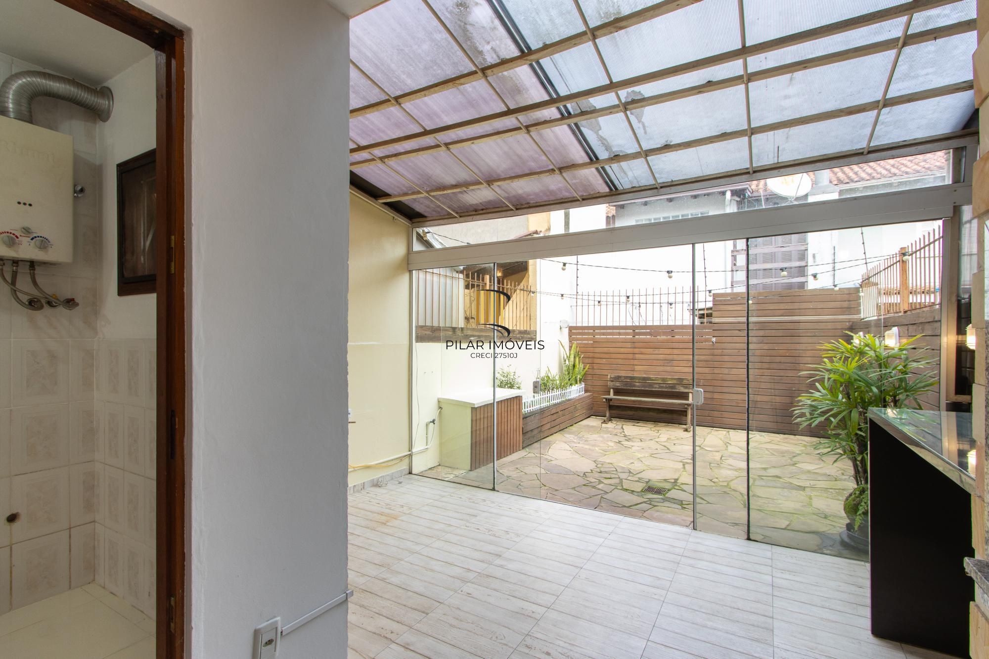 A casa possui 78m² de área construída, com um adicional de 20m²