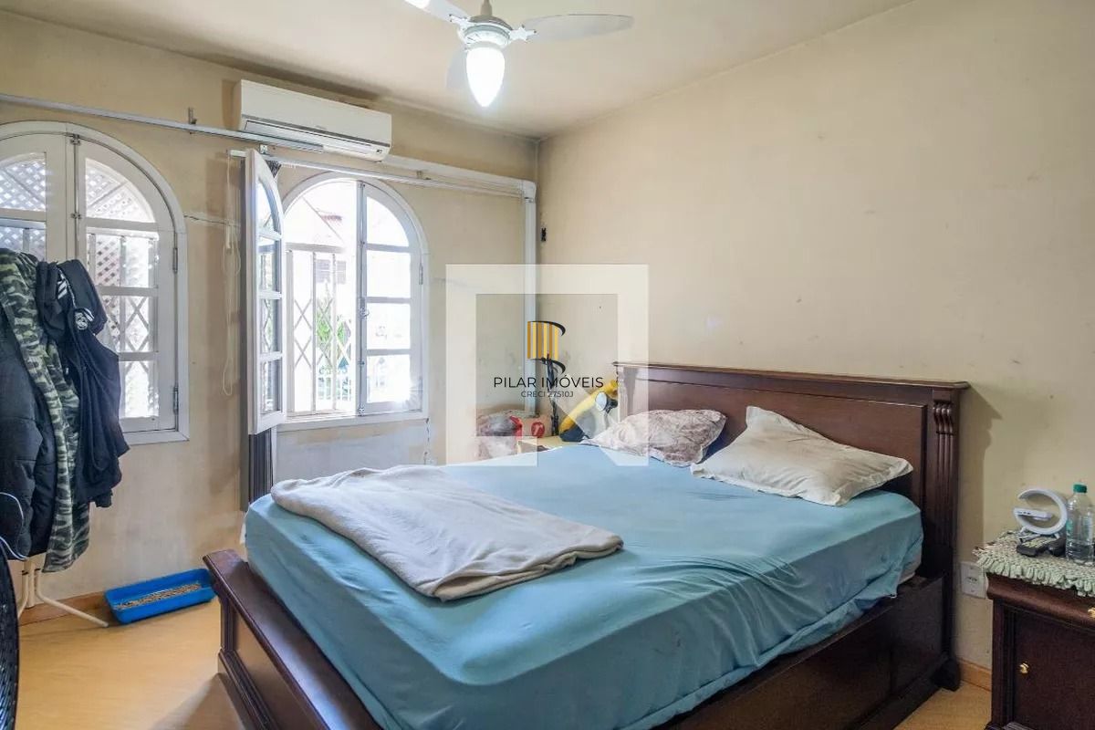 Casa á venda com 3 dormitórios no bairro Ipanema em Porto Alegre