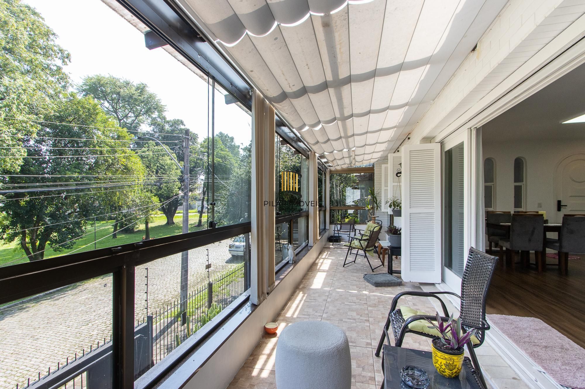 Linda casa totalmente reformada, 3 quartos (1 suite), 2 vagas cobertas - Bairro Nonoai