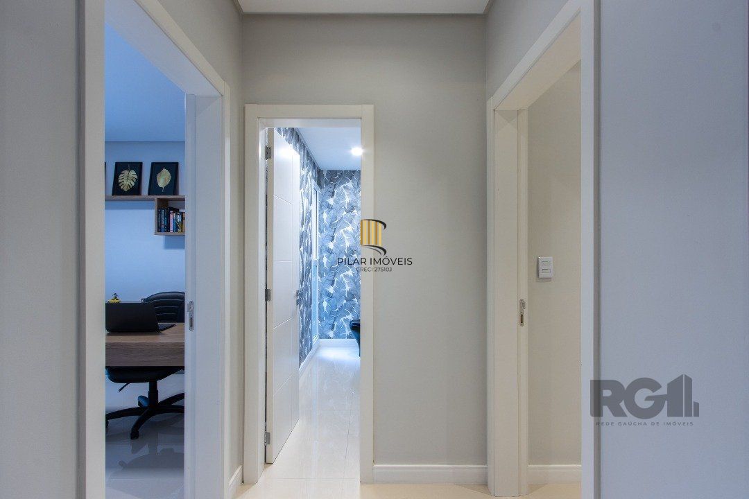 casa com  3 suítes no piso superior, mais 1 suíte no primeiro pavimento.