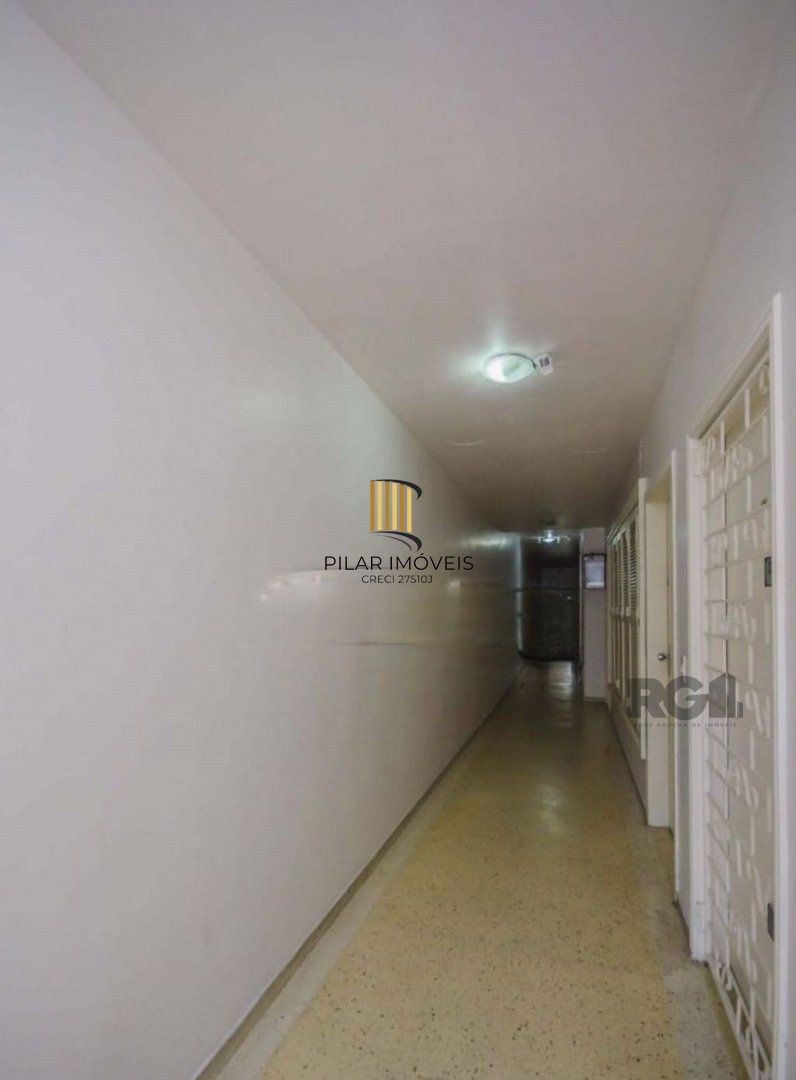 Apartamento de 2 dormitórios, living, cozinha, área de serviço e banheiro social.