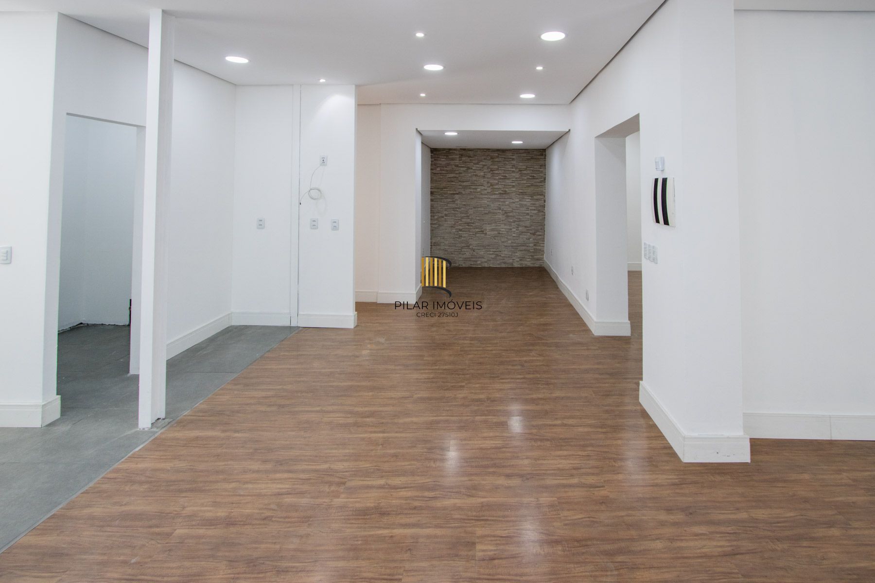 Casa comercial com aproximadamente 157m² privativos