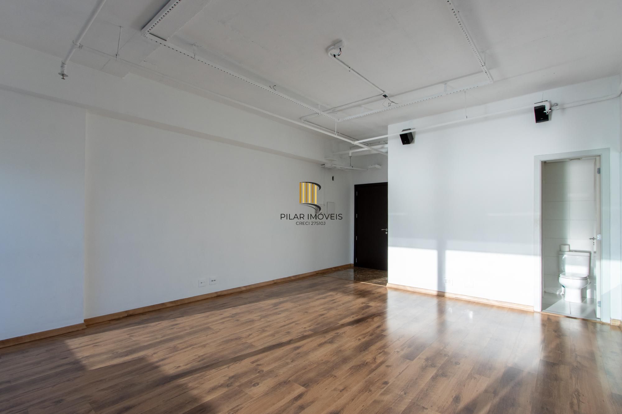 Sala Comercial no Ed. Cristal Tower  junto ao Barra Shopping no Bairro Cristal