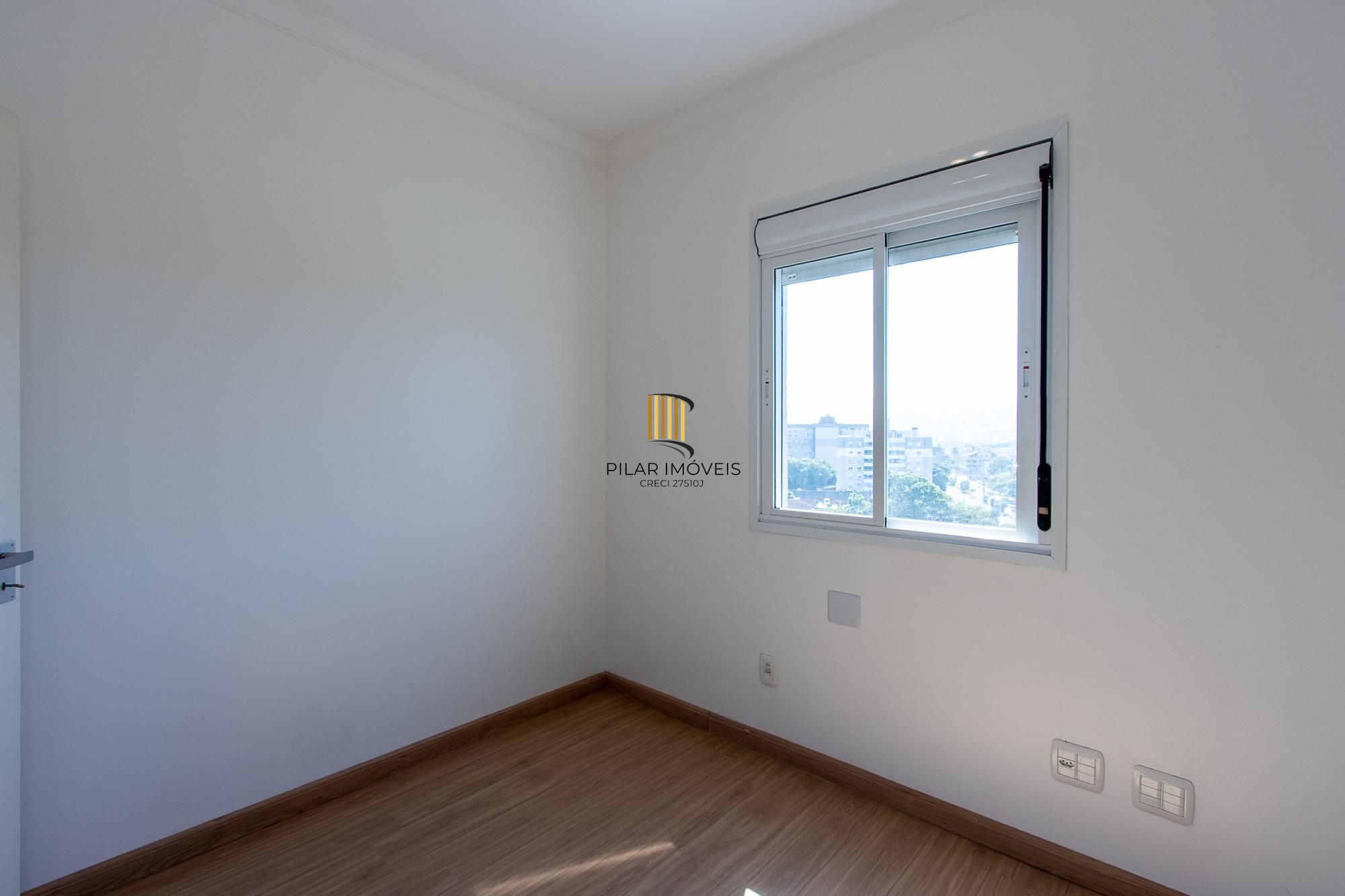 Cobertura de 3 dormitórios, 1 suíte e duas vagas de garagem no bairro Cristal.