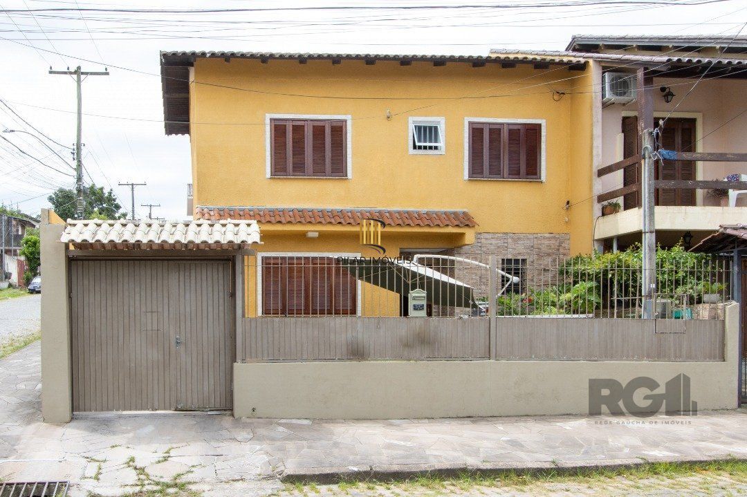 Sobrado, 3 quartos, 2 banheiros, pátio, 2 vagas, piscina - Bairro Vila Nova