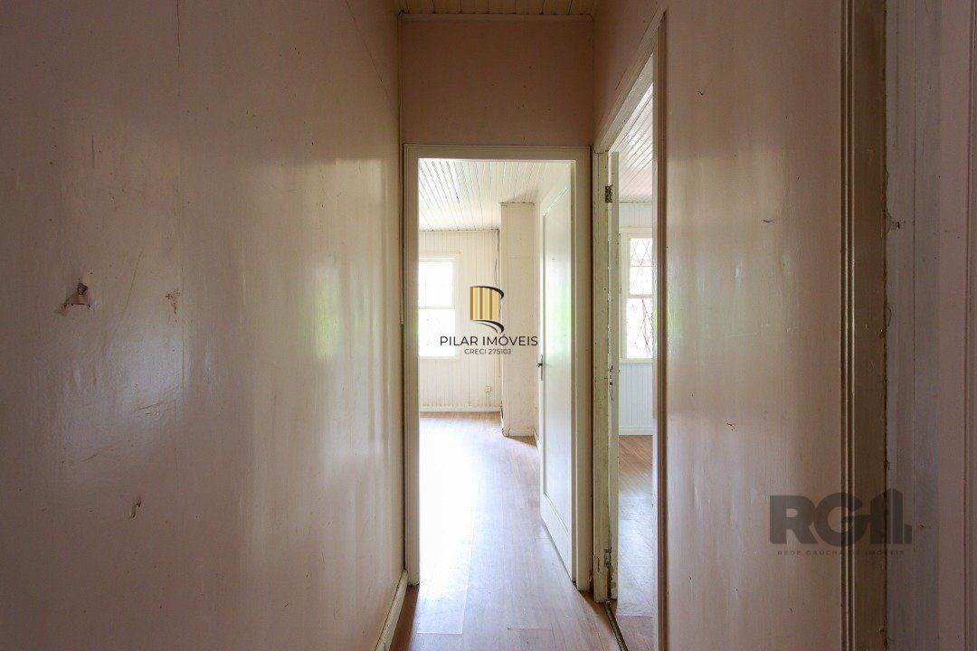 Casa mista com 4 dormitórios, 2 banheiros, 1 lavabo e 3 vagas a uma quadra da Av. Guaíba