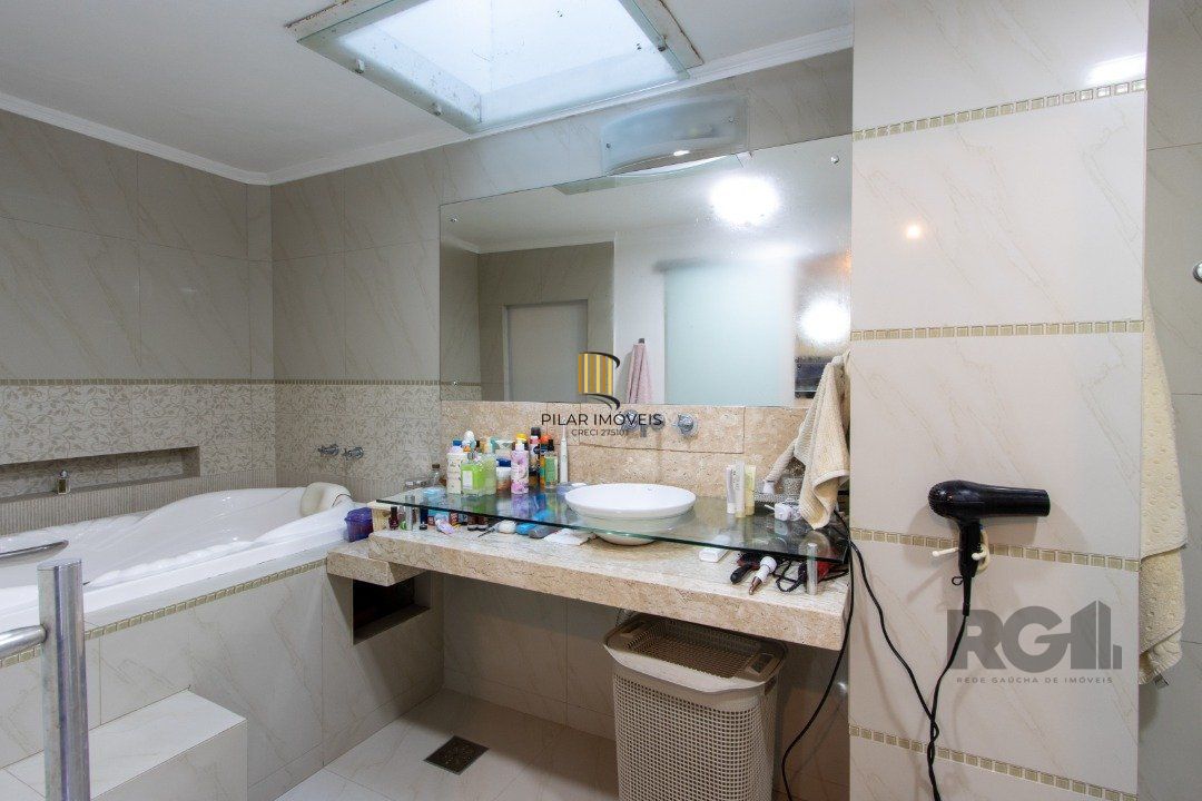 Casa no bairro Cristal, Possui 4 dormitórios, sendo 1suíte, closet e banheira de hidromassagem, com possibilidade de um podendo 1 dormitórios extra.